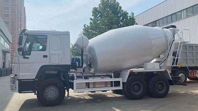 Second Hand Sinotruk Howo Concrete Mixer Truck for Sale in Zambia