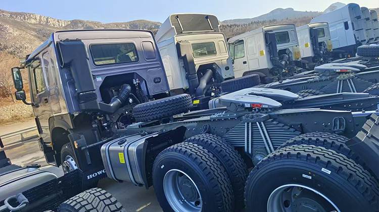Second Hand Sinotruk Howo Tractor Truck 400hp for Sale in China