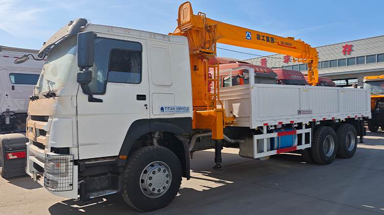 Second Hand Sinotruk Howo 6x4 Crane Truck for Sale in Armenia