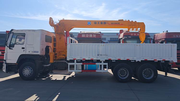 Second Hand Sinotruk Howo 6x4 Crane Truck for Sale in Armenia