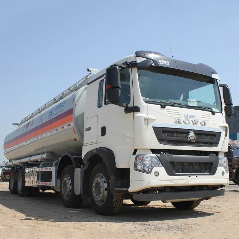 Sinotruk Howo T5G 340hp Used Fuel Tanker Truck 8x4