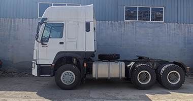 Second Hand 400hp Cnhtc Howo Tractor Zz4257s3241w
